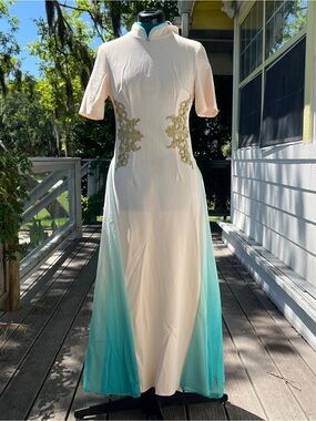 NWT! Hua Zi Jin- Qipao Cream & Ombre Teal Embroidered Dress. Size Medium.